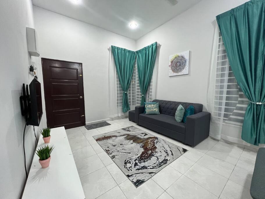 D'Sara Homestay Fully Furnished 3 Bedrooms All Aircond 2 Miles Centre Chukai Kültér fotó