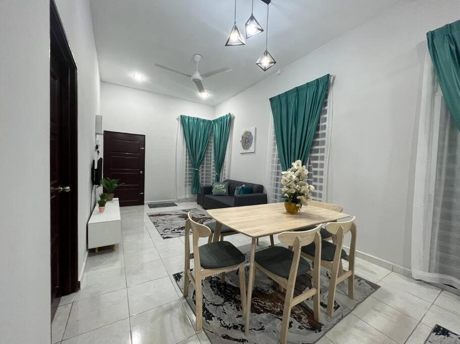 D'Sara Homestay Fully Furnished 3 Bedrooms All Aircond 2 Miles Centre Chukai Kültér fotó