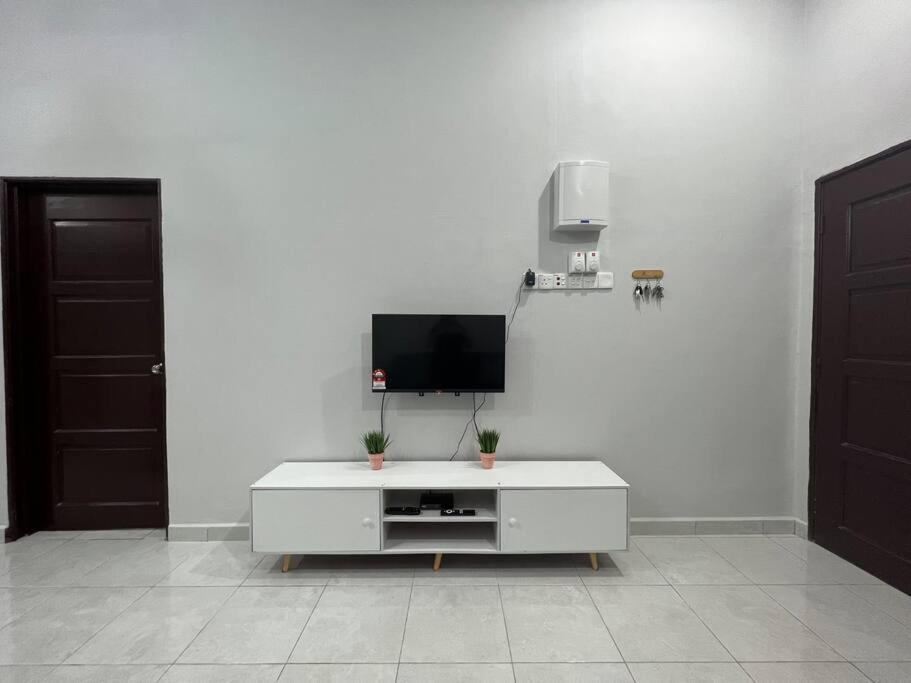 D'Sara Homestay Fully Furnished 3 Bedrooms All Aircond 2 Miles Centre Chukai Kültér fotó